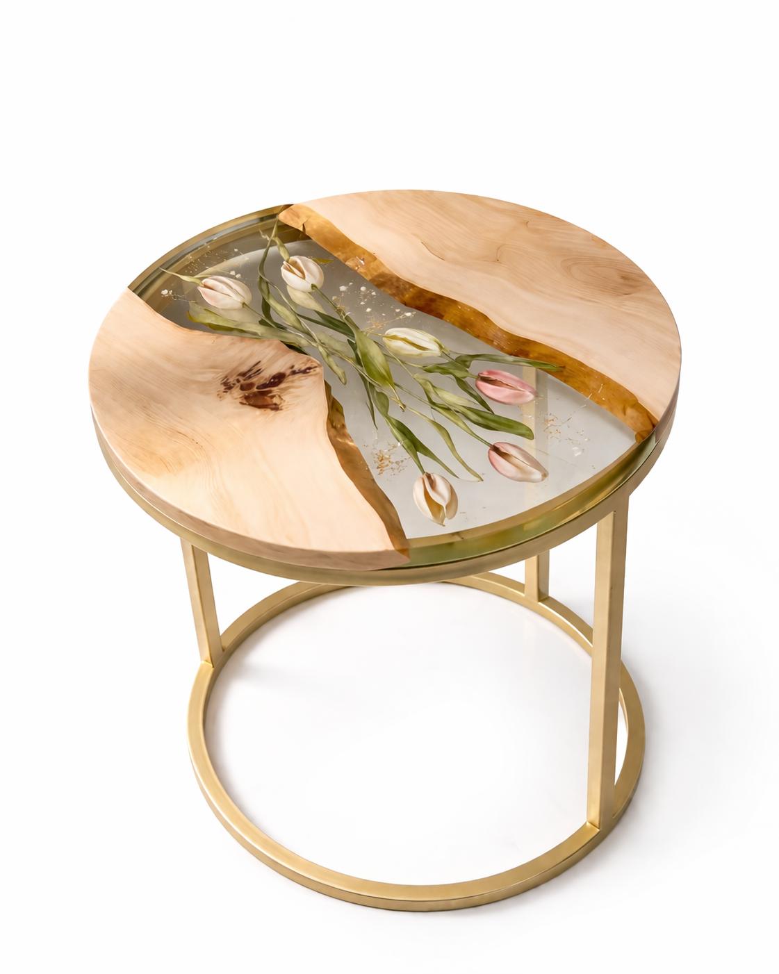 Mesa Lateral Artesanal em Madeira Natural e Resina com Tulipas Preservadas – Redonda, Base de Metal Dourado