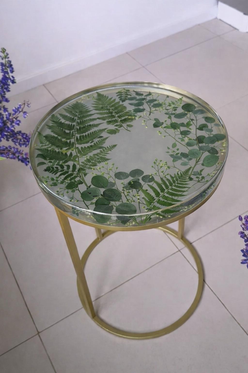 Exklusiver botanischer Beistelltisch mit echtem Farn und Eukalyptus – Gold-Finish