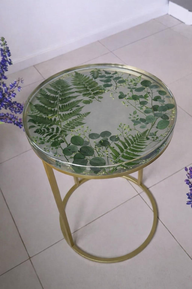 Exklusiver botanischer Beistelltisch mit echtem Farn und Eukalyptus – Gold-Finish