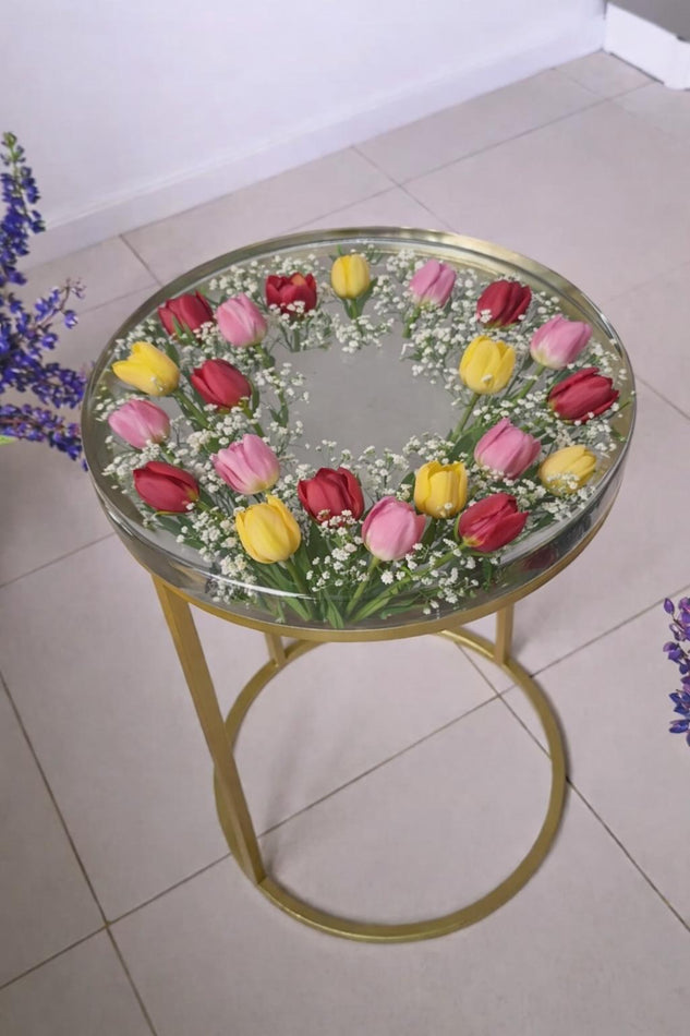 Exklusiver Beistelltisch „Frühlingszauber“ – Echte Tulpen in Kunstharz vergossen
